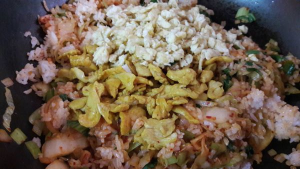 再把雞肉和蛋碎倒入鍋中拌勻後再加入適量的鹽和醬油即可