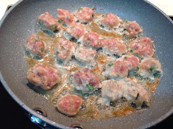 鍋子下一點點油就好，稍微熱了就可以丟進去半煎炸。