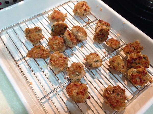 煎好後就放濾油網上滴一下就好拉～