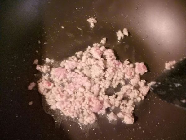 先將絞肉放進鍋內攪拌至半熟！