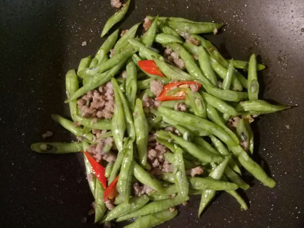 起鍋前加入辣椒，醬油一下後就能起鍋囉！