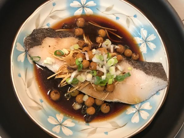 將魚、薑、一半的蔥放置盤子，淋上🔺調味。
水滾後，中小火蒸10分鐘。