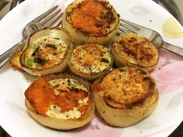 備料：
洋蔥圈、鮪魚罐頭與蛋打撒、加點鹽巴
煮：
些許油，中火加熱鍋子，將洋蔥圈放入鍋後，將鮪魚蛋液放入洋蔥圈內。蓋上蓋子悶5分左右，蛋液固定後翻面煎，灑上起司絲，蓋上鍋蓋稍微烤一下，即可食用。