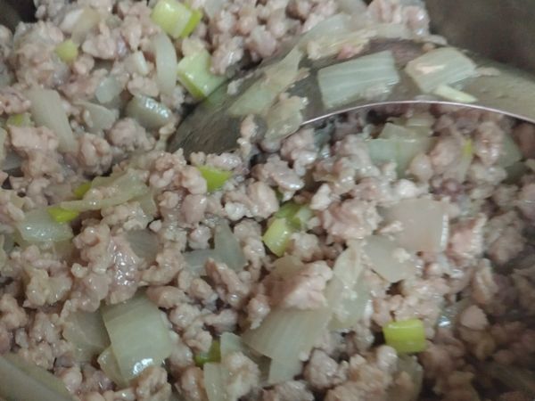 炒到絞肉變白後，繼續再炒2分鐘