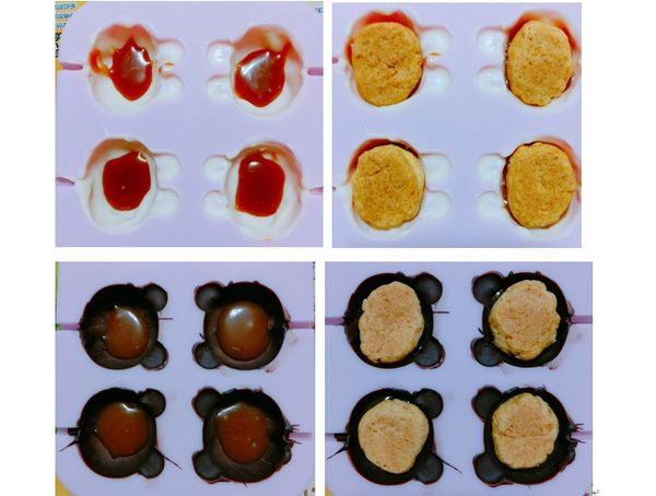 巧克力凝固後，倒入一點焦糖醬，再放上餅乾，再填滿巧克力即完成。