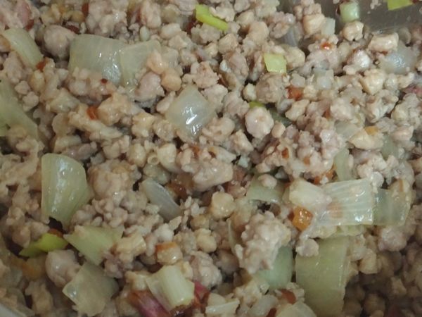 加入已經泡水擠乾的素豆丁，再炒2分鐘