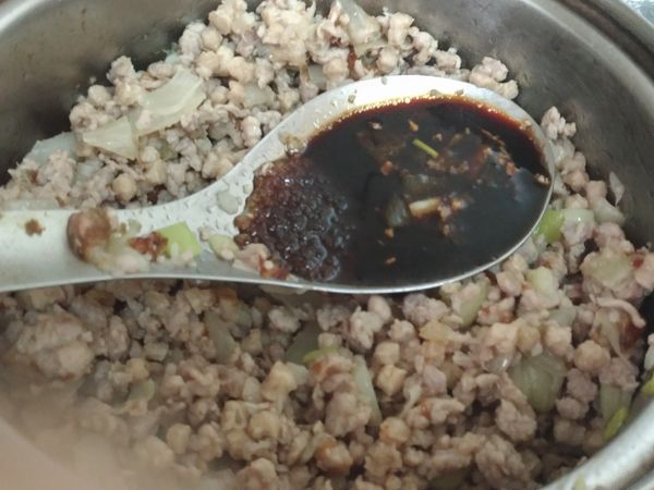 加入醬油，糖。轉小火炒2~3分鐘