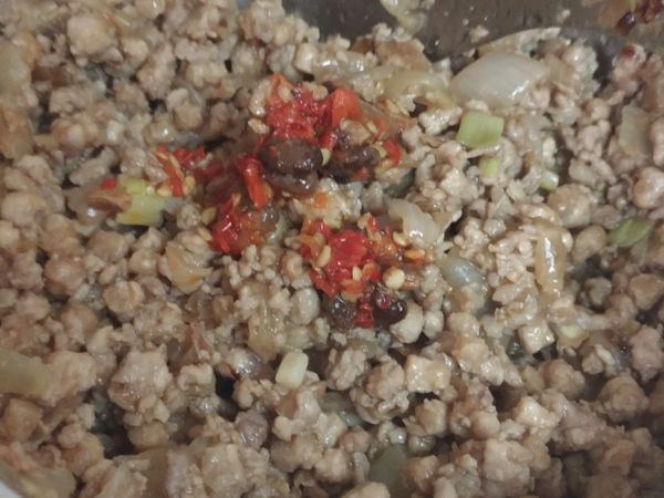 另一半加入辣椒醬再炒1~2分鐘即可(此為加辣口味)