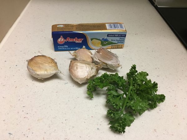 奶油放室溫到軟！
新鮮巴西里是吃小火鍋食材上面裝飾用的，在那裡買我也不清楚，就當作廚餘回收吧！