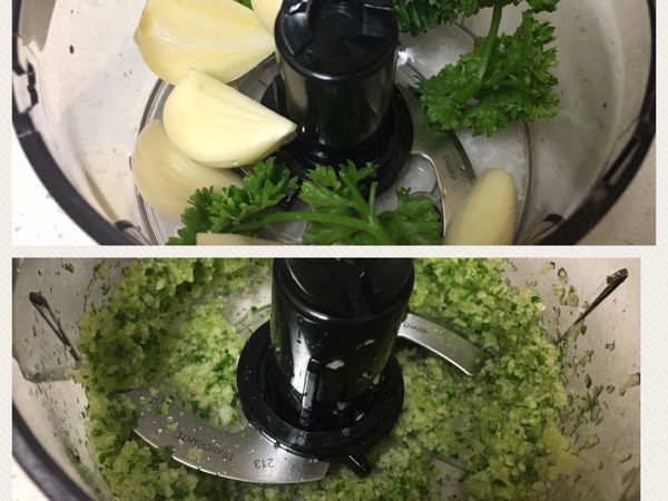 蒜頭+巴西里放入調理器裏打碎。
沒有調理器的可以切碎就好！