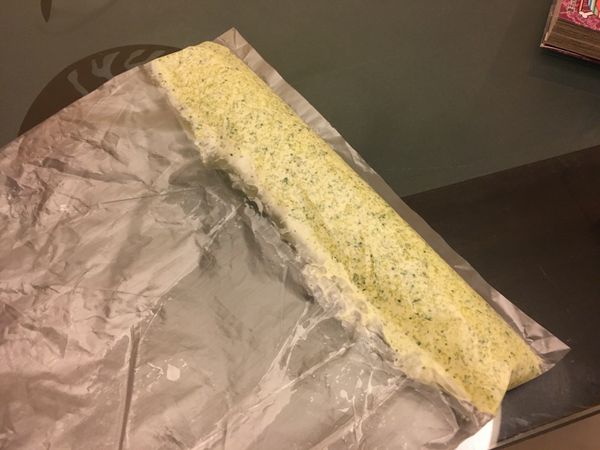 最後在拿出裝罐或是跟我一樣用塑膠袋裝起來，用卡片推到底，捲起來放冷凍！
需要時在拿出來切片使用！