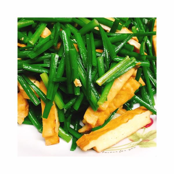 再加入剩下較嫩的韭菜花，並調味，拌炒一下就可以起鍋了！