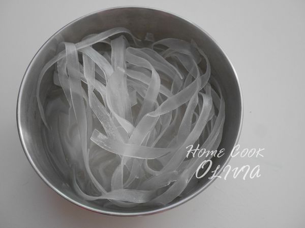 冬粉泡水，細的冬粉泡三分鐘; 寬冬粉泡10分鐘。