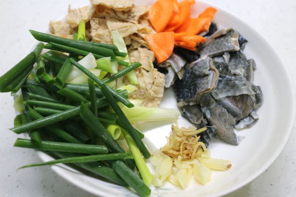 虱目魚皮傳統市場都有,脂肪少也無刺,充滿膠原蛋白~~很適合煮湯或紅燒唷!
蔥切段,蔥白拍一拍 ; 炸豆皮泡溫水到軟,擰乾去油膩切塊使用 ; 紅蘿蔔切片, 虱目魚皮切小塊,薑切細絲,大蒜切碎