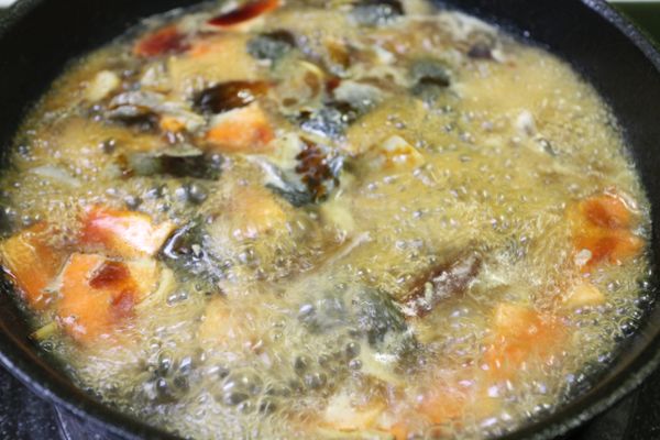 倒入1大杯水,醬油一小匙 香菇素蠔油一大匙,大火水滾轉小火.蓋鍋慢慢悶煮