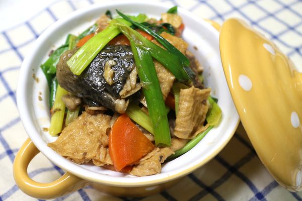 好吃不油膩~~充滿膠原蛋白QQ的魚皮! 還有豆皮入味相襯! 蔥燒醬味! 好下飯阿!~~