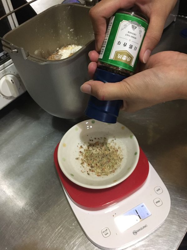 把料都裝進麵包機裡