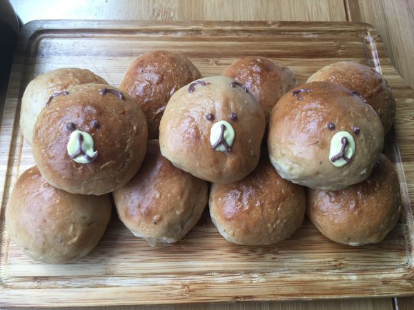 本來做了龍貓麵包而融化的巧克力順變畫了幾顆熊大