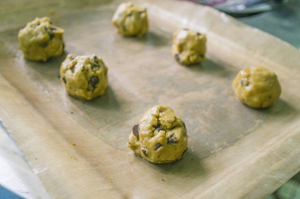 將麵團做成直徑約4公分的小球，間距4公分放在烤盤上，稍微壓扁成1.5公分厚
烤大約10~15分鐘。 外緣成金黃色，中間還是很軟但是已經不濕黏 就可以了 (不要烤過頭了!)