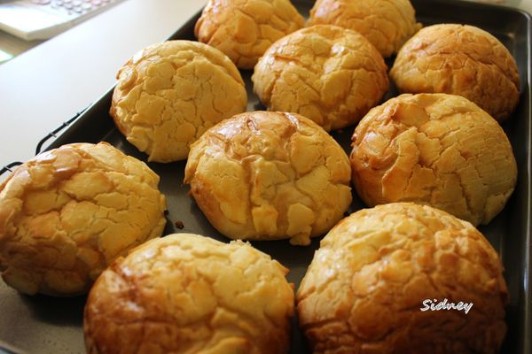 180度13-14分鐘或至表面上色~照片為刷蛋液版~蛋液:一顆蛋黃加約2-3小匙水(水量加至蛋黃液為流性)~刷在菠蘿上即可