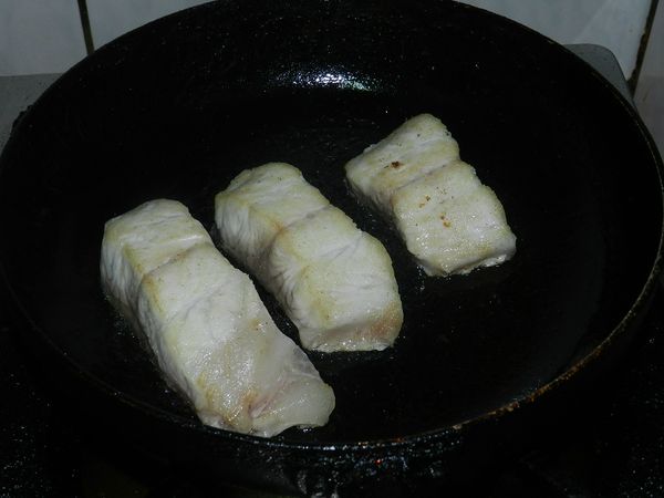 用玄米油熱鍋，魚身兩面稍煎一下