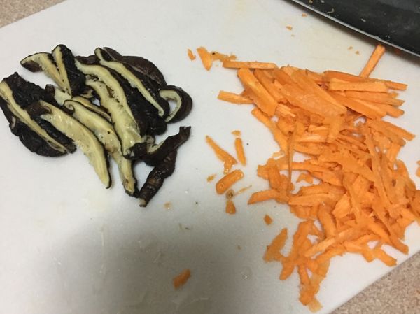 香菇和紅蘿蔔切絲，香菇水留著待用
