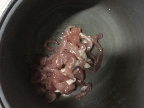 肉絲用白胡椒、鹽抓醃