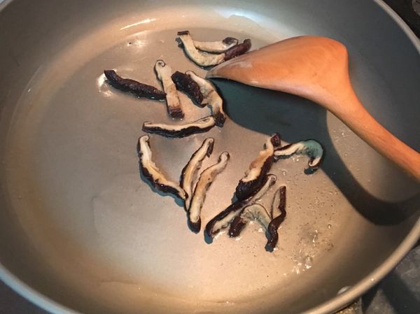 用香油炒香香菇