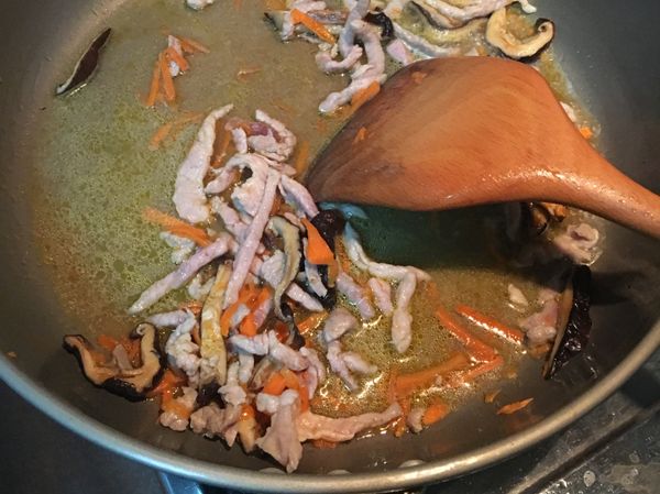 炒至反白，加入香菇水