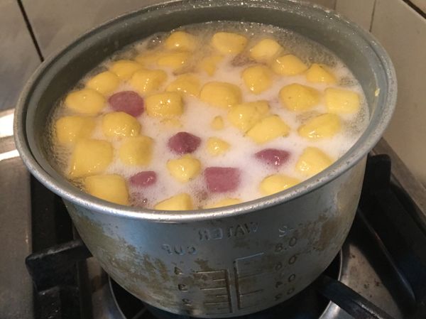 另起ㄧ鍋水煮湯圓，因為湯圓有粉，我怕直接下在湯裡頭會影響口感