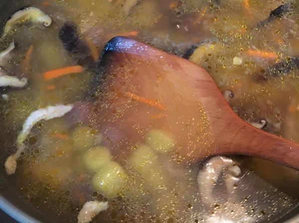 湯圓浮起，泡冷水，會比較Q,就可以放入湯頭裡