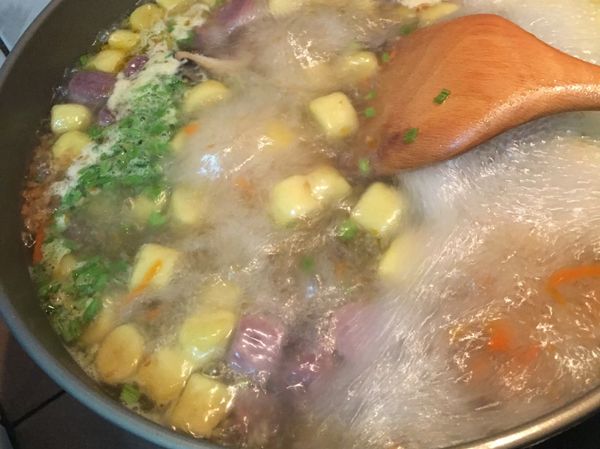 放入芹菜、油蔥酥且調味