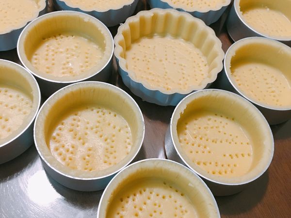 無鹽奶油先退冰1小時，加入糖攪拌至乳白狀，加入鹽，全蛋分兩次慢慢加入，在放入低筋麵粉和杏仁粉（過篩）

每個模具分別放入42g  
拿叉子在地層叉各小洞

上下火170度，烤30分鐘
冷卻後備用
