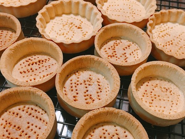 布蕾液 
把雞蛋和糖均勻攪拌，加入鮮奶油及鮮奶，輕輕攪拌均勻即可，最後加上幾滴香草精增添香氣，把布蕾液填入派杯裡至9分滿，放入烤箱 上下火190度烤30分鐘