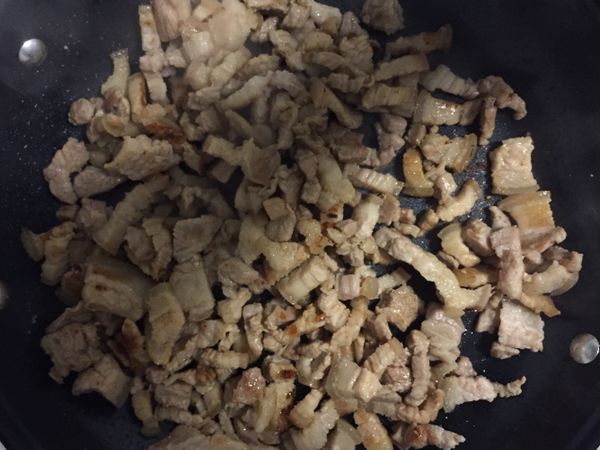 熱鍋完丟五花肉長丁下去煸至去水、出油 、肉焦黃。