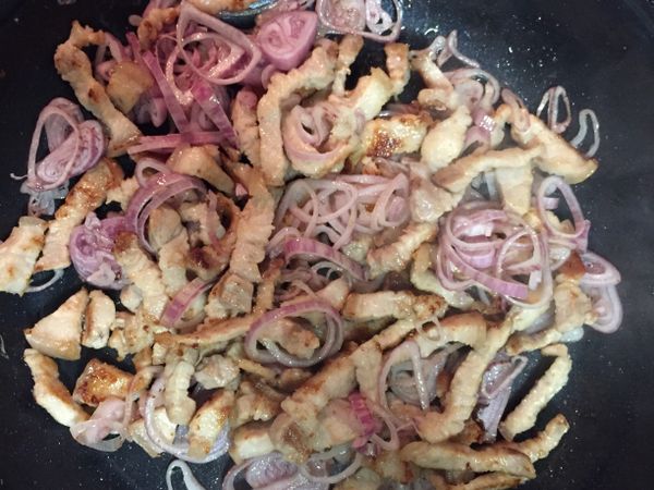 下紅蔥頭炒香、微焦後放糖。