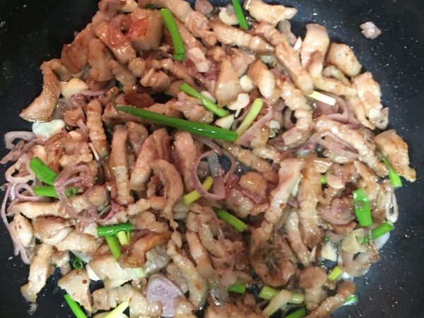 下蒜頭、蔥段，翻炒至蒜香出。