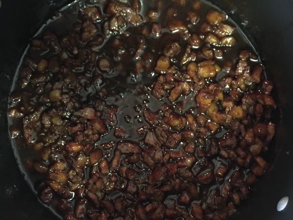 平底鍋上炒完，倒入湯鍋，加入酒或水至略淹過肉，大火煮滾後小火悶燉40-60分到自己喜歡的顏色口味。