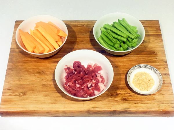 地瓜洗淨削皮切1公分寬條狀泡水，避免氧化；四季豆去粗絲、切段；肉絲加少許鹽、米酒及太白粉抓醃備用。