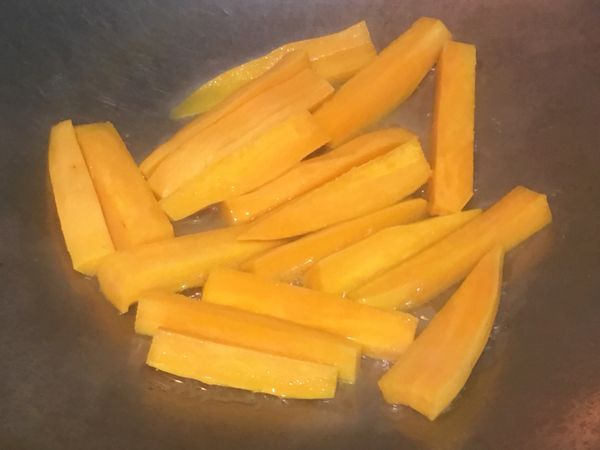 炒鍋內放入作法1的地瓜並倒入100cc的水，蓋上鍋蓋中小火煮約3分鐘至水幾乎收乾。