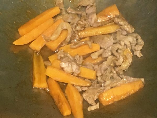 原鍋倒入1茶匙的油，放入作法1的肉絲略炒至半熟，加入所有調味料拌炒均勻。