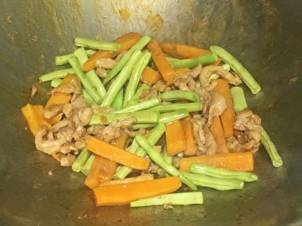 加入四季豆拌炒，蓋上鍋蓋，中小火煮約2分鐘關火盛盤。