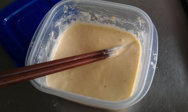 將[麵糊]中1~7項量秤好，並用筷子稍微混合一下，再打入蛋和加水調開。