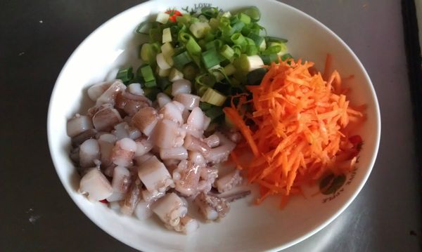 準備[餡料]：蔥切蔥花；紅蘿蔔刨絲；魷魚頭(觸角)切小段。