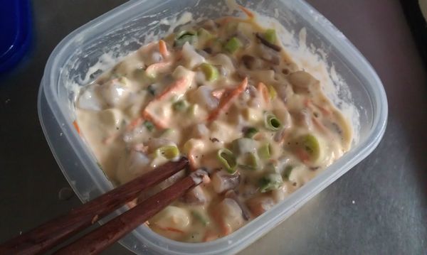 將[餡料]放入[麵糊]中拌勻。