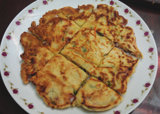 平底鍋加少許油&amp;香油，以中火熱鍋後，加入1/2份量的麵糊攤開，煎至兩面金黃焦脆即可盛盤。(約可煎出8吋大小的煎餅2份)