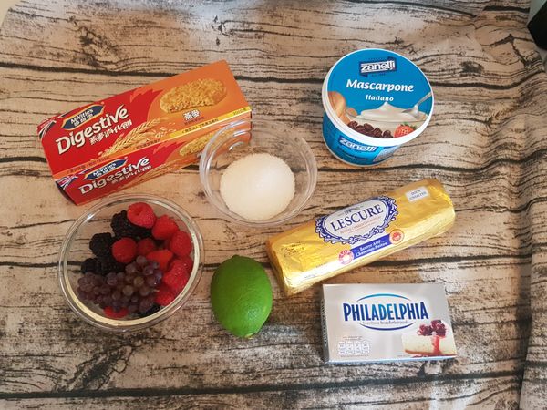 比例教學:
消化餅如150克奶油就75克
(1/2比例)
奶油乳酪如200克.瑪卡斯邦200克.糖粉50克(1:1:1/4)
檸檬可依自已喜歡的酸度加入，如喜歡香氣以上的量剛好一顆
今天使用容器是18公分的派模