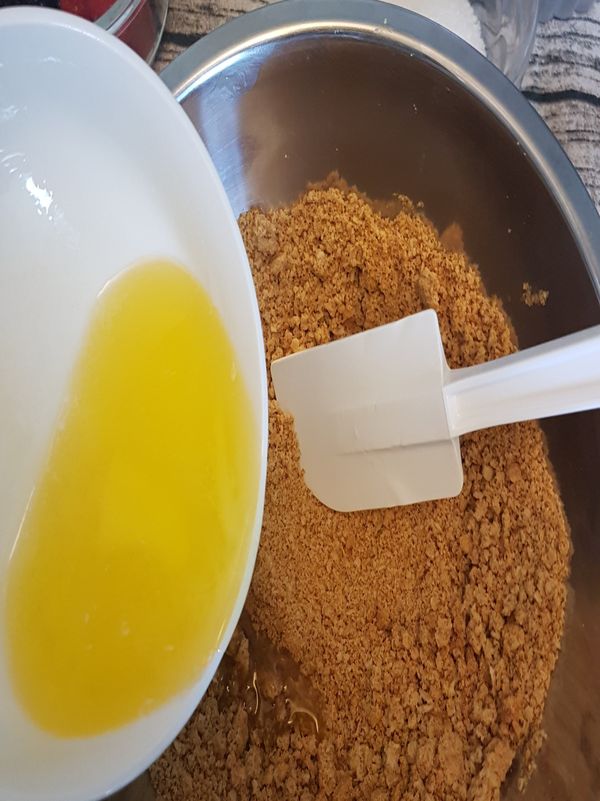 奶油放入微波溶化放入消化餅拌均