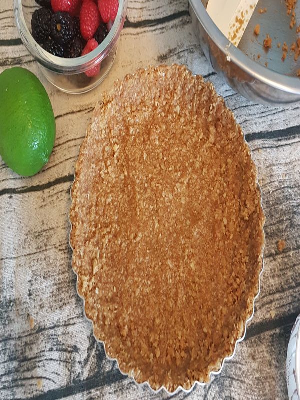 放入容器(今天用的烤派的模具)壓平，進冰箱冷藏30分鐘