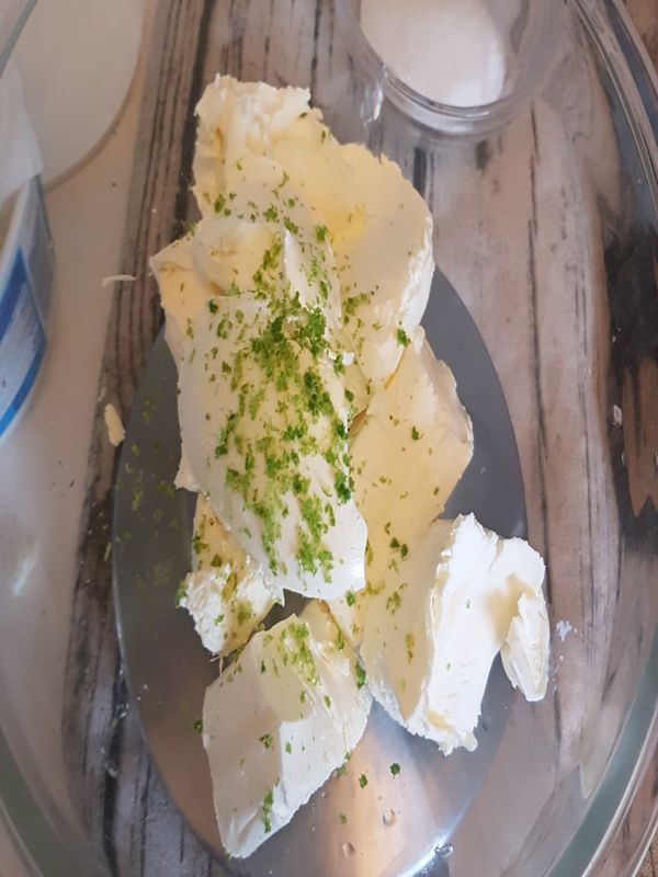 把奶油乳酪.瑪卡斯邦.糖粉放入容器，削檸檬皮在裡面